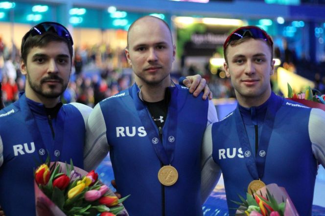 Руслан Мурашов, Павел Кулижников, Виктор Муштаков (слева направо) - чемпионы Европы-2020 по конькобежному спорту в командном спринте