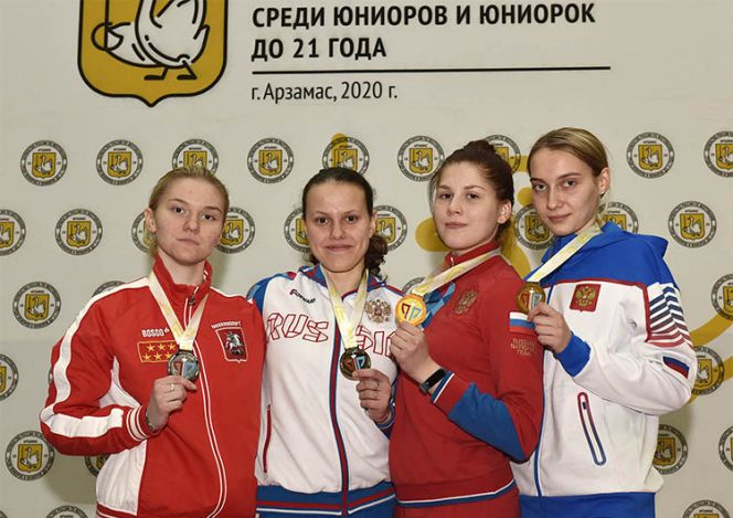 Анна Смирнова из Барнаула (крайняя справа) - бронзовый призёр юниорского первенства России среди спортсменов до 21 года