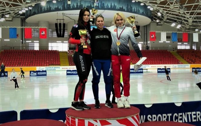 Полина Упирова из Барнаула ( в центре) - обладательница Кубка Союза конькобежцев России на дистанции 3000 метров