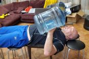 Николай Валуев показал, как тренироваться с бутылками воды для кулера (видео)