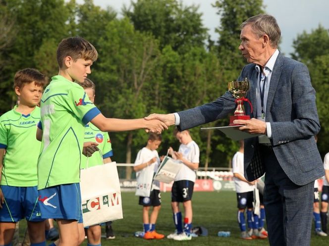 Президент ДФЛ Виктор Горлов вручает приз юному футболисту 