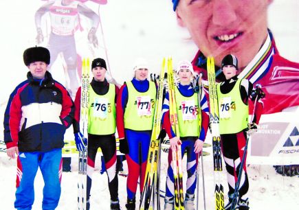 Виктор Гостяев с учениками школы №76 - победителями лыжной эстафеты на призы газеты "Алтайская правда"