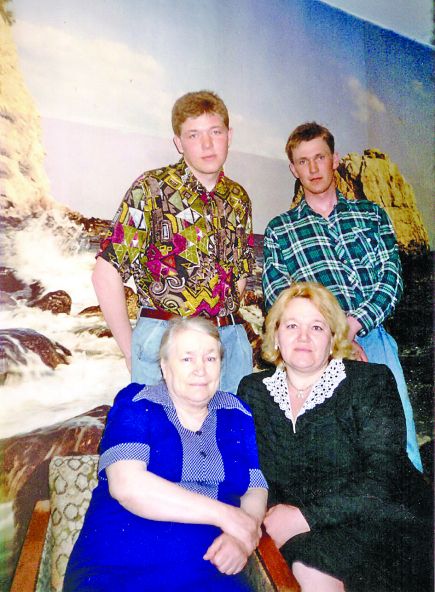 Самые близкие: жена Ольга Петровна, тёща Татьяна Антоновна Шерстобитова, сыновья Константин (слева) и Дмитрий