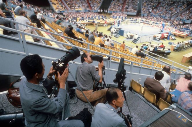 Фоторепортеры за работой на олимпийском турнире по боксу, 1980 год. Фото: Семен Майстерман/ТАСС