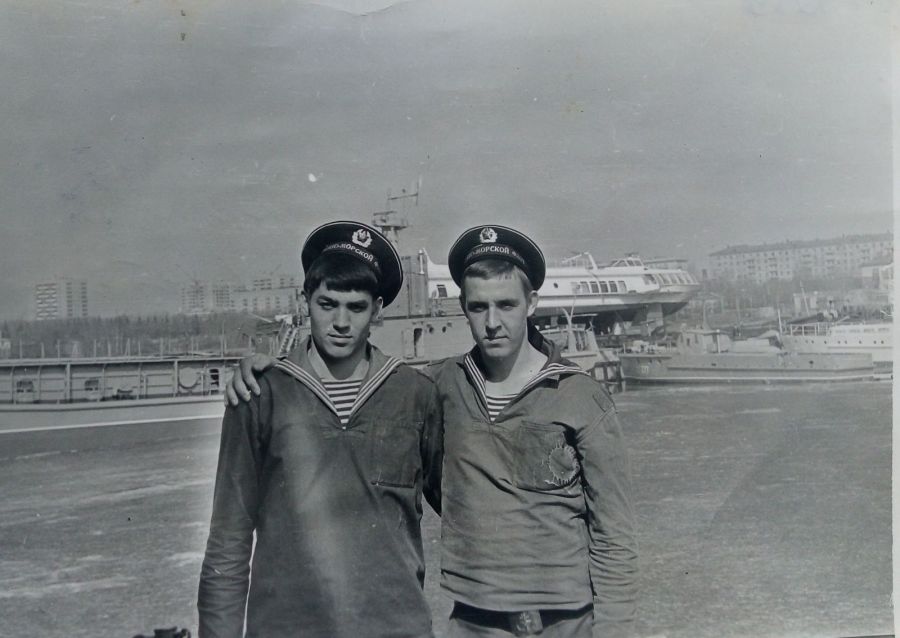 Виктор Переверзев (слева) на флотской службе. Владивосток, 1977 год.