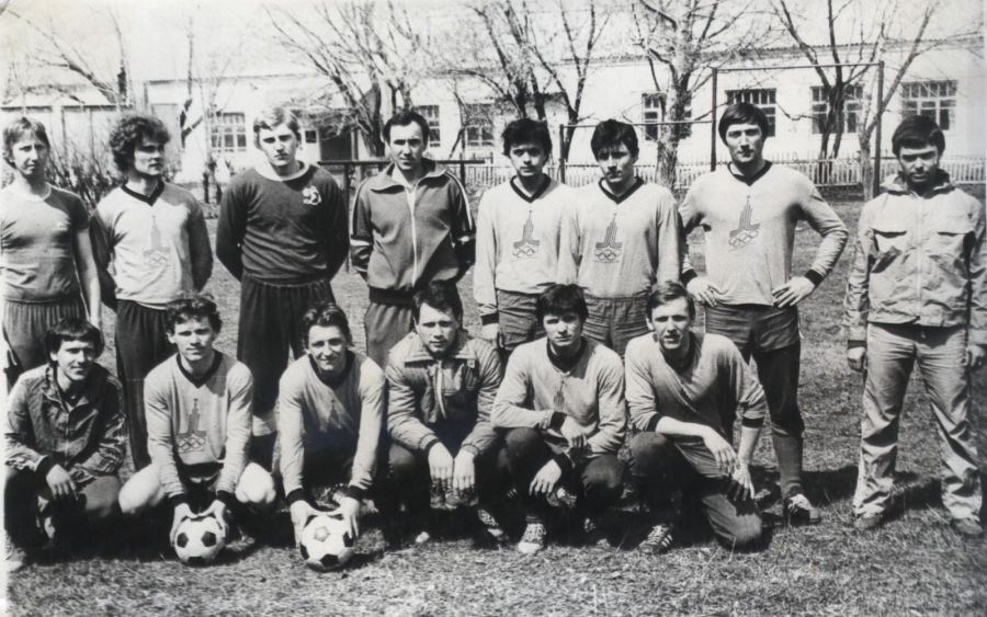Команда Бийского "Прогресса" с тренером Рыжковым (стоит четвёртый слева)