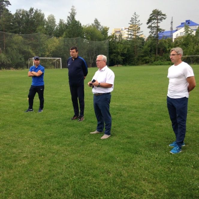 На фото: президент "Динамо-Барнаул" Алексей Минин провожает команду мастеров на первый выезд в новом сезоне