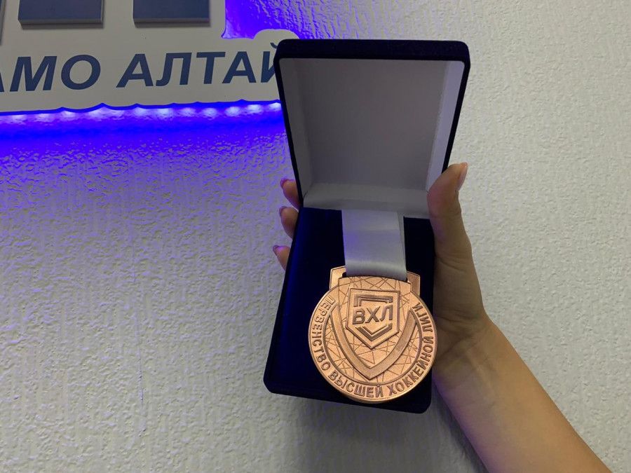 Бронзовая медаль первенства ВХЛ сезона 2019−2020 годов. Фото: altapress.ru