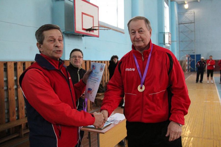 Владимир Воронин награждает Виталия Ускова как одного из лучших игроков на турнире в селе Раздольное Родинского района