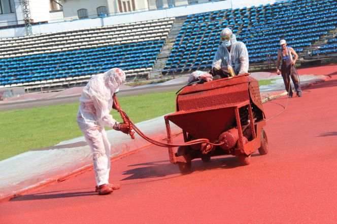 На барнаульском стадионе «Динамо» начались работы по укреплению беговых дорожек