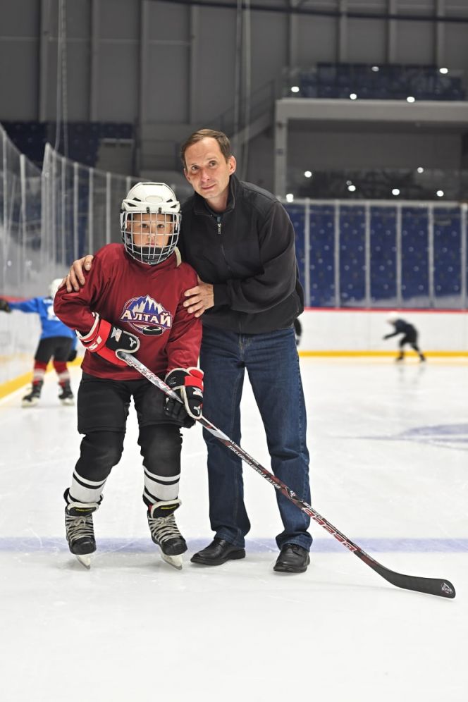 Воспитанникам СШОР по хоккею "Алтай" вручили спортинвентарь в рамках акции "Соберем детей в школу"