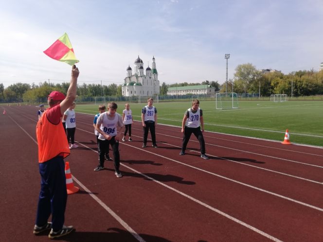 На стадионе "Лабиринт" в Барнауле продолжается прием легкоатлетических нормативов ГТО 