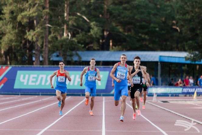 Евгений  Кунц (№36) - обладатель бронзовой медали чемпионата России в беге на 1500 м