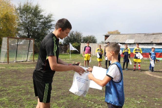 Финалист благотворительного проекта "Стальное дерево" восстановил в Заринске школьную футбольную площадку