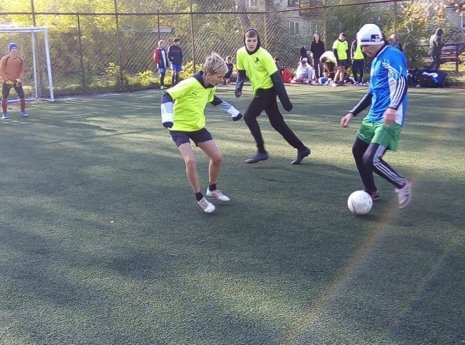В Бийске прошёл традиционный мини-футбольный турнир "Кубок осени" среди дворовых команд