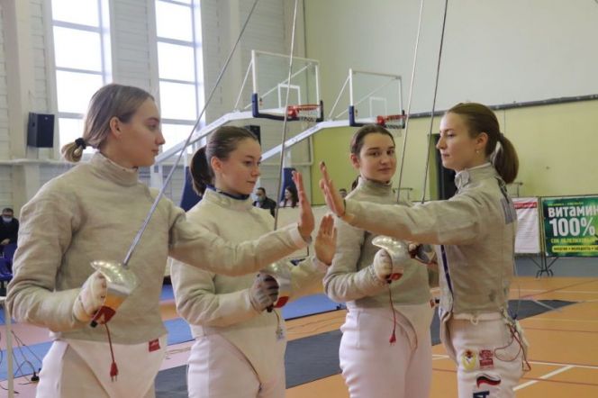 Анна Смирнова (крайняя слева) на ноябрьском Кубке Феоктистова в Барнауле