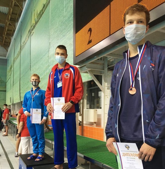 Воспитанник спортшколы "Дельфин" бийчанин Константин Пахомов (в центре) - победитель юниорского первенства страны по подводному плаванию
