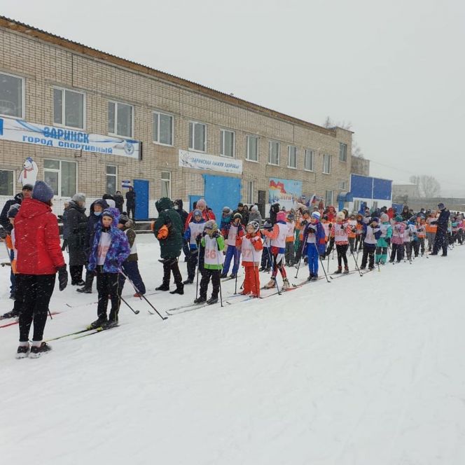 Более 150 любителей активного отдыха открыли "Народную лыжню" в Заринске