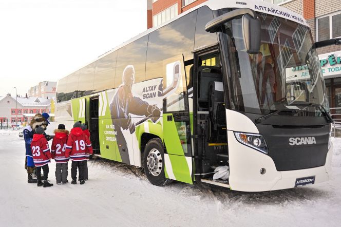 У хоккейной школы «Алтай» в канун Нового года появился новый автобус (видео)