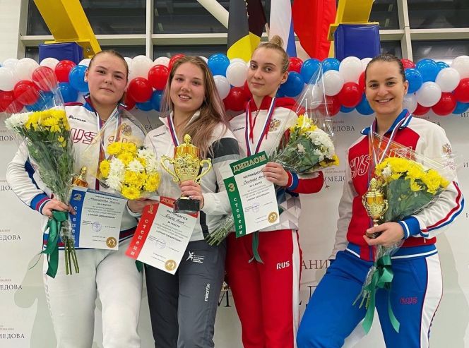Анна Смирнова (вторая справа) выиграла бронзовую медаль в турнире саблисток в Новогорске. Фото: федерация фехтования России