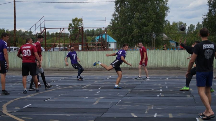 Пасечники, пожарные, массажист и налоговик: кто играет в гандбол за сборную села Усятское?