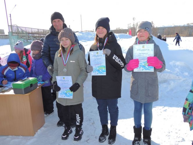 В Рубцовске на старт массовых соревнований "Лёд надежды нашей" вышло более 150 человек