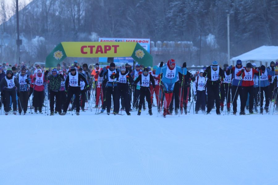 На старт марафона вышли около 700 зарегистрированных участников. Фото: Александр Чёрный/"Алтайский спорт"