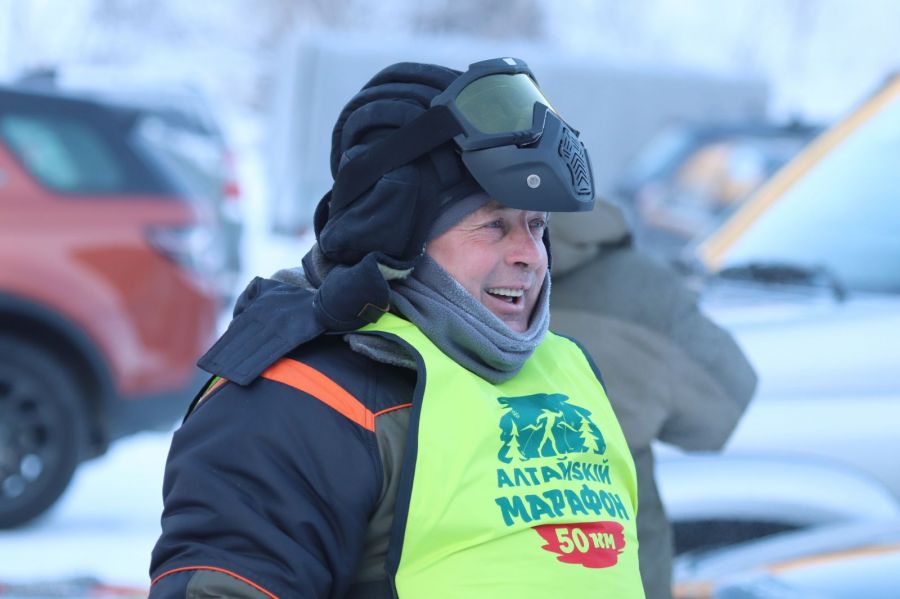 Пилоты шести снегоходов всегда были готовы оказать помощь на трассе. Фото: Александр Чёрный/"Алтайский спорт"