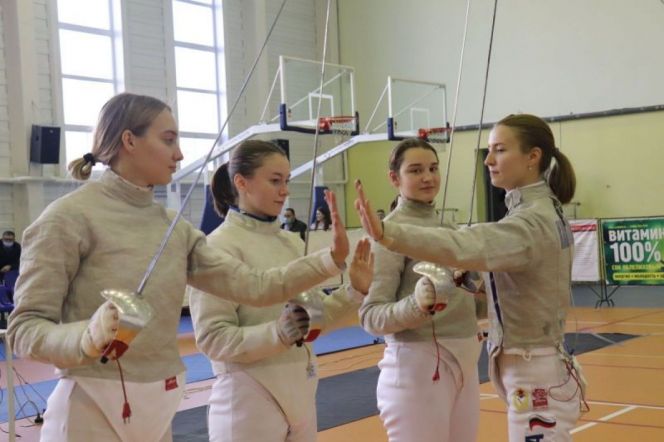 Анна Смирнова (крайняя слева) на декабрьском турнире "Кубок Феоктистова" в Барнауле