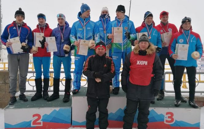 На второй ступени пьедестала (слева направо) Данил Прохоров, Павел Волков и Леонид Кульгускин