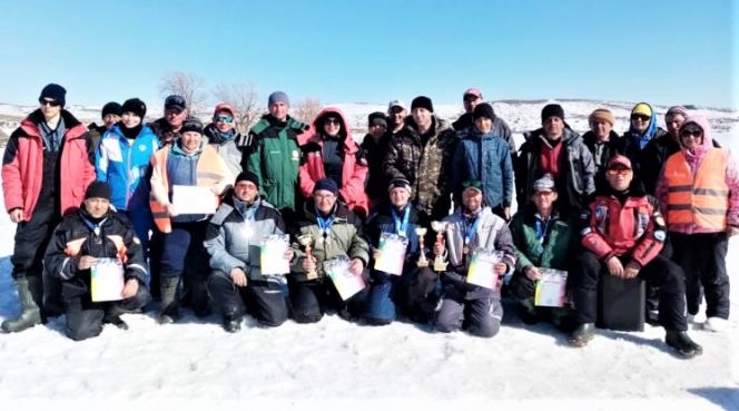 На озере Белое в Курьинском районе состоялся чемпионат края по ловле на блесну со льда