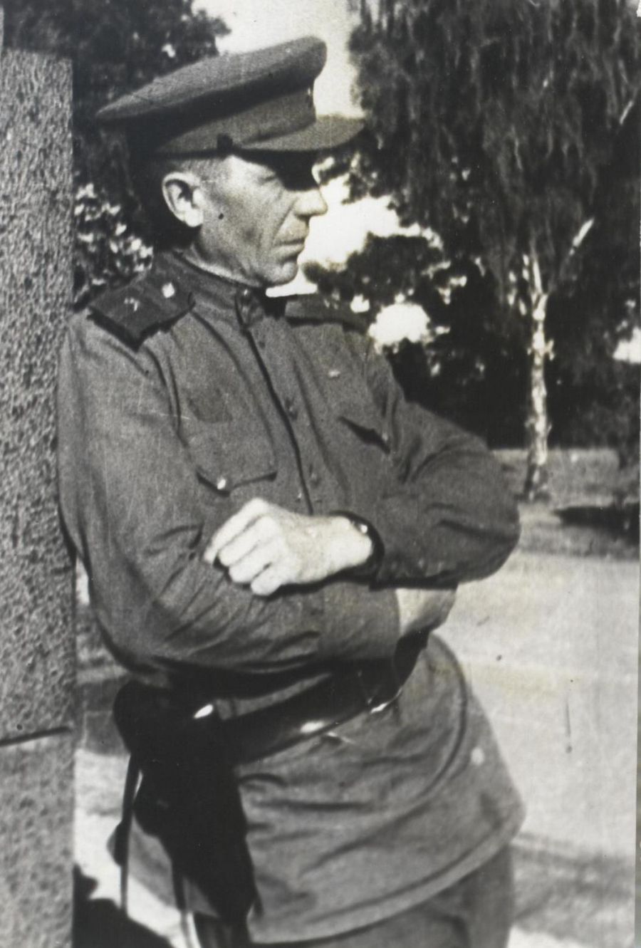 Фронтовой фотокорреспондент Петр Ховрин в 1944 году в Выборге