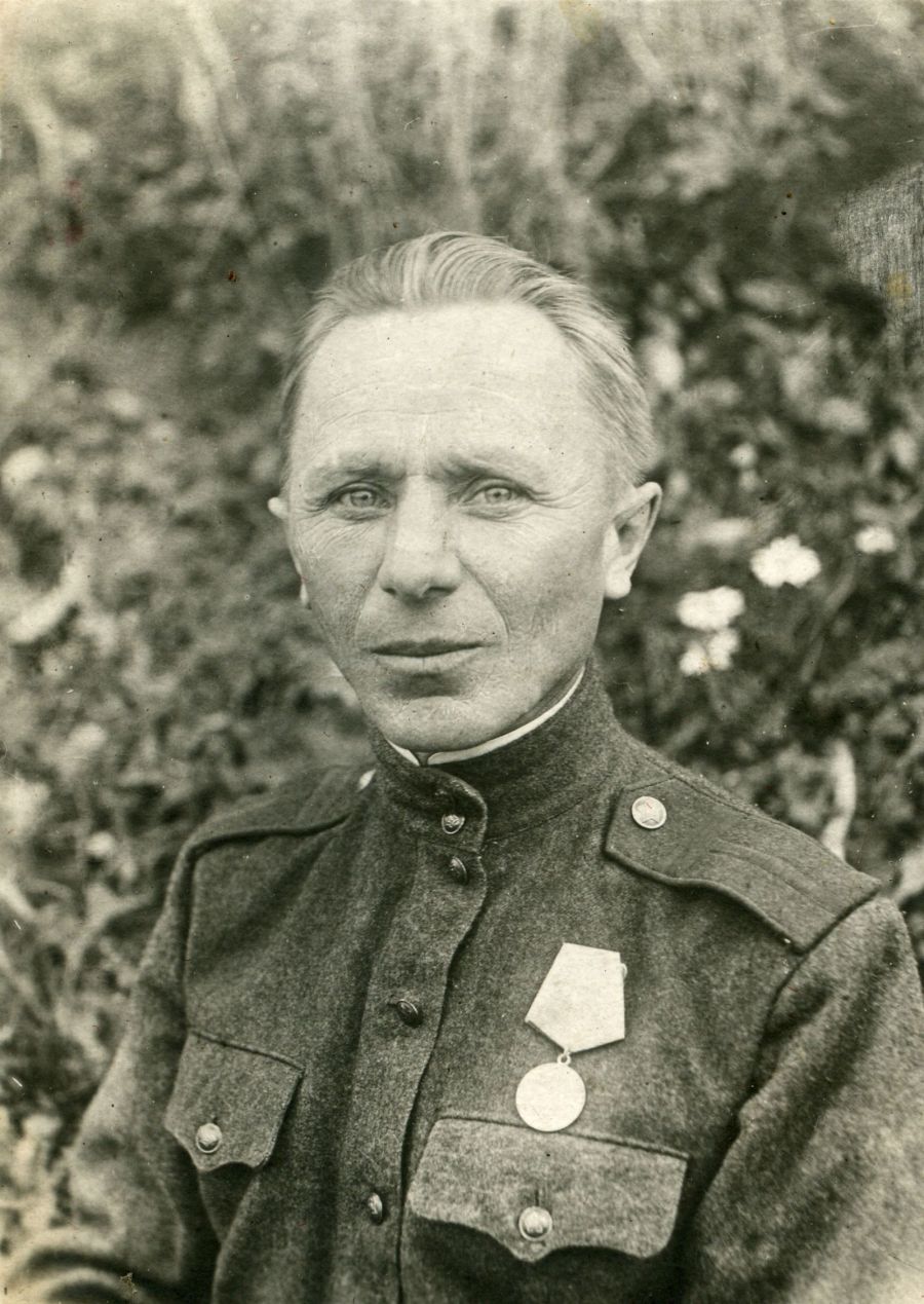 Снимок 1943 года. Первая боевая медаль Петра Ховрина