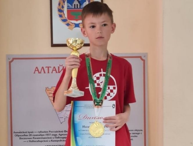 На фото: чемпион турнира среди мальчиков до 13 лет барнаулец Артем Наземцев