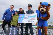 Главный приз зрительской лотереи в первый день  международных соревнований в Барнауле выиграл офицер МЧС Иван Шубин