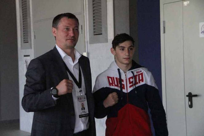 Олег Саитов с молодым коллегой. Фото: Ярослав Махначёв