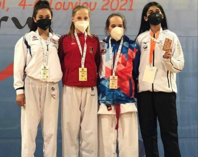 Ирина Каменная (третья слева) завоевала бронзу международной молодежной Премьер-лиги