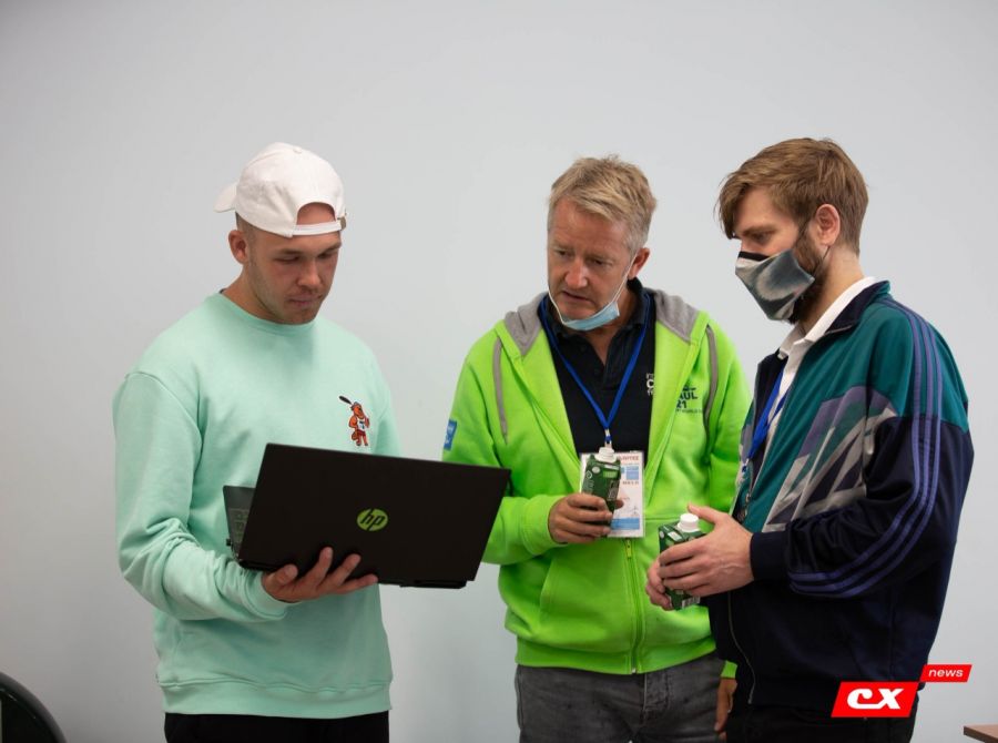 Росс Солли  в центре. Слева - волонтер Артём Тарасов. Фото: Владимир Мартынов/CX News 