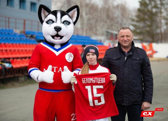 На фото: Мария Чикильдик с директором СШОР Алексея Смертина Евгением Татаринцевым и маскотом спортшколы хаски Алтаем. Фото: CX News