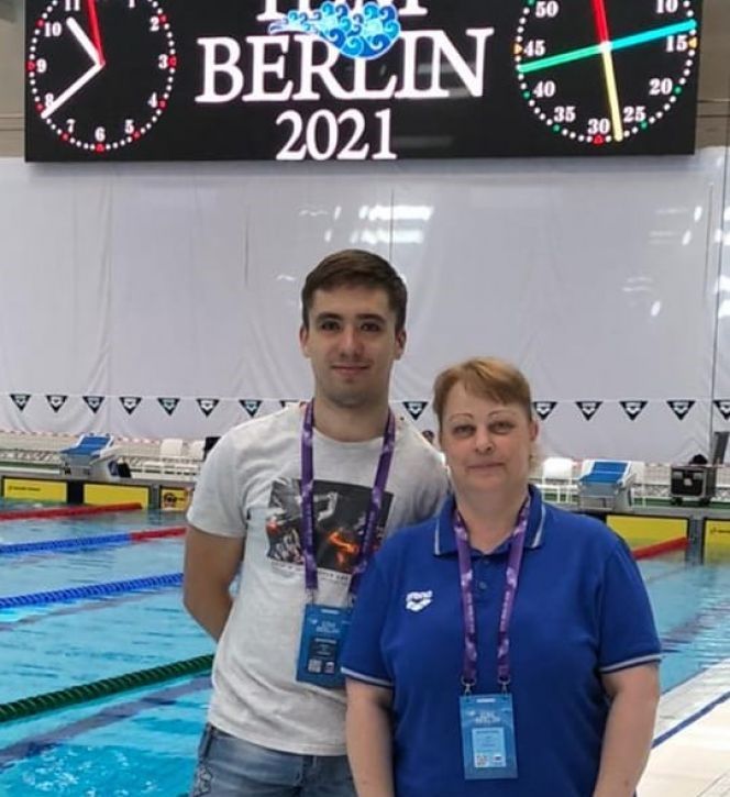 Егор Ефросинин с тренером Еленой Соколовой