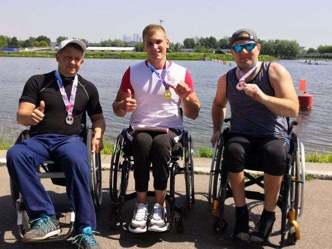 Барнаулец Игорь Кузнецов (слева) стал серебряным призером чемпионата России по гребле на байдарках и каноэ спорта лиц с ПОДА