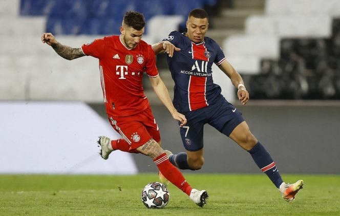 Люка Эрнандес ("Бавария") и Килиан Мбаппе (ПСЖ). Фото: EPA-EFE/IAN LANGSDON