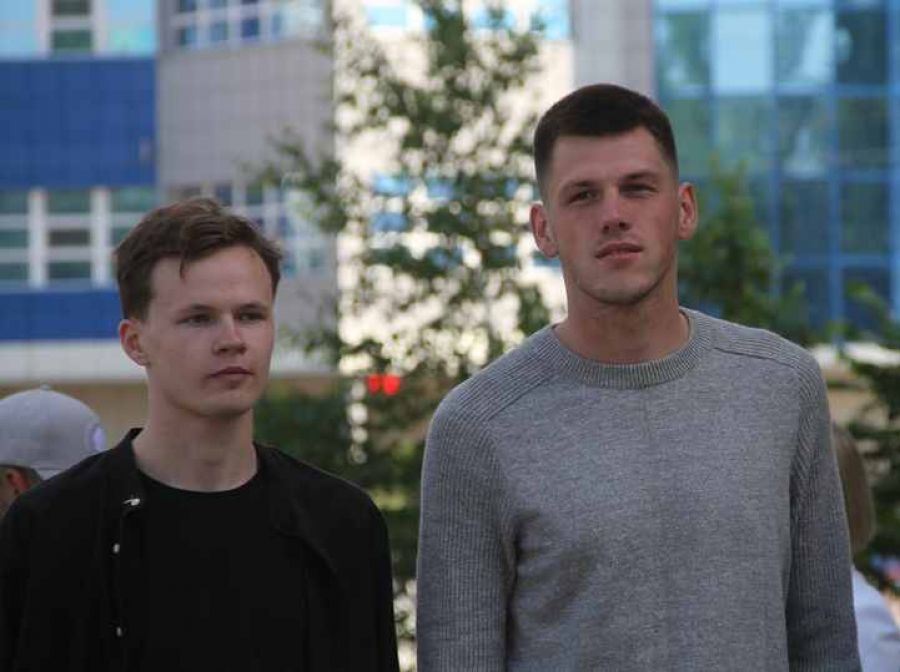 Виталий Сычёв с коллегой по школе Смертина Артёмом Шаболиным. Фото: Ярослав Махначёв