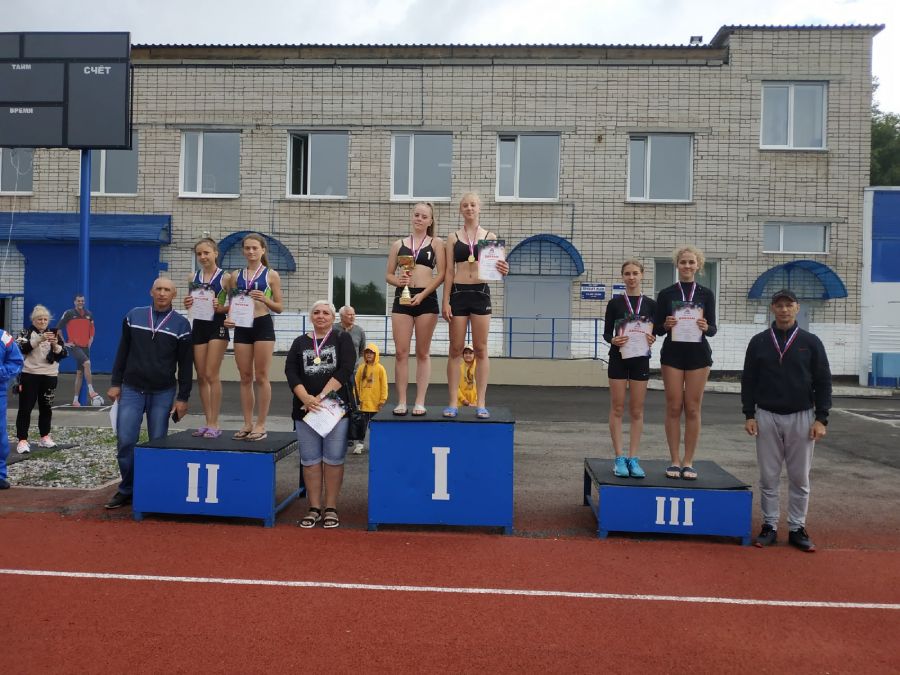 Команды Алтайского края заняли весь пьедестал на зональном первенстве страны среди юношей и девушек до 17 лет в Заринске