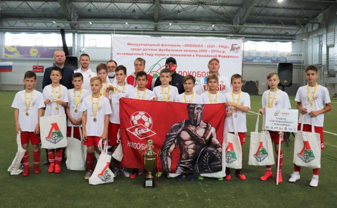 Единственную путевку на всероссийский финал Международного фестиваля «Локобол-2021-РЖД» завоевали футболисты команды "Спартак" СШ "Новосибирск". Фото: Александр Чёрный/"Алтайский спорт"