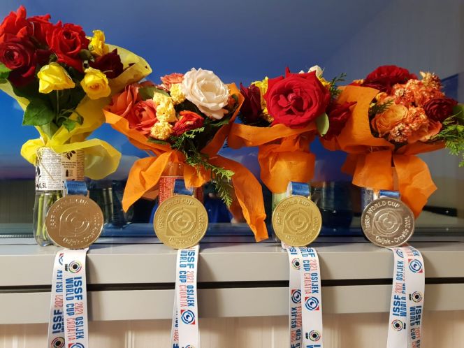 Призовые медали и букеты Сергея Каменского