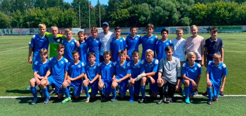 Футбольная команда барнаула. Барнаул футбол рубин. Барнаульские футболисты. Динамо-барнаул-м. Стадион динамо барнаул.