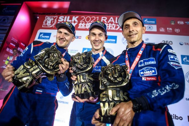 Экипаж команды "Камаз-мастер" Дмитрий Сотников - Руслан Ахмадеев - Ильгиз Ахметзянов стал победителем ралли в зачете грузовиков. Фото: сайт ралли "Шёлковый путь"