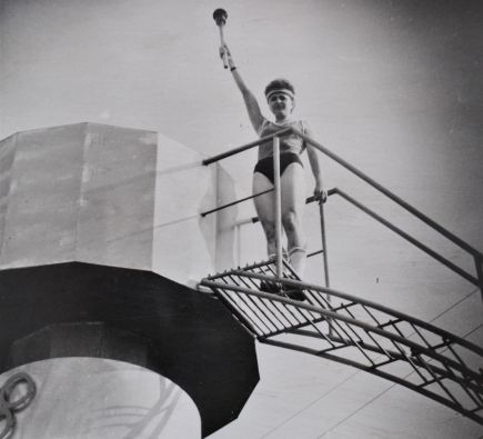 Огонь олимпиады зажигает Елена Дахина, будущая трёхкратная победительница сельской олимпиады в Усть-Пристани по лёгкой атлетитке