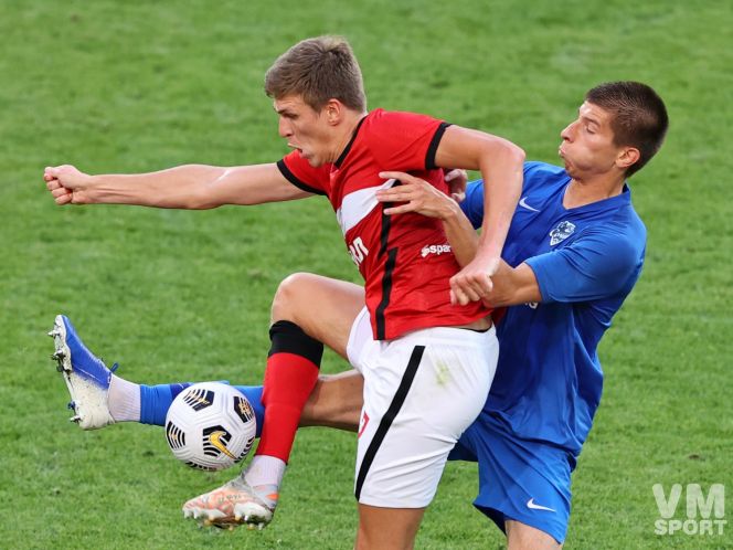 Александр Соболев (№7) в борьбе с Игорем Юргановым. Фото: Олег Бухарев/VM Sport